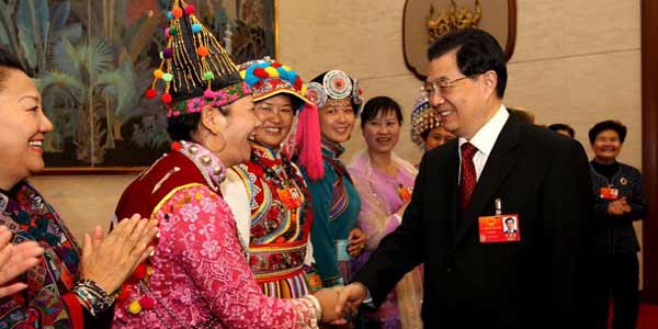胡锦涛参加云南代表团审议 向全国各族各界妇女同胞致以节日的问侯和诚挚的祝福