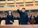 金正恩携夫人李雪主观看演出