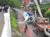 重庆载31人客车坠桥致1死4伤