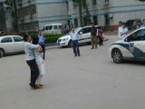 武汉大学生撞人后遭巨额索赔劫持人质