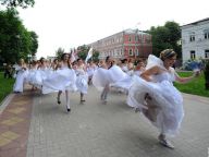 俄罗斯举办“新娘快跑”活动