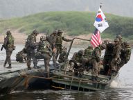 韩美在涟川举行联合渡江训练