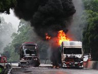 广西高速罐车遭追尾起火