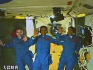 神舟十号航天员漂浮进入天宫一号