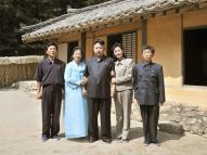 金正恩参观金日成革命时期住所
