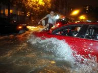 杭州遭暴雨袭击 市区开车如行船