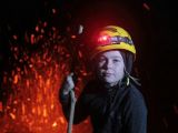 10岁女童随父勇登火山