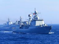 中国海军舰艇编队在日本海进行编队运动训练