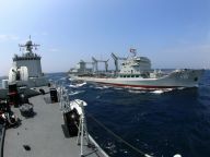 我国舰艇编队在海上进行多方式综合补给