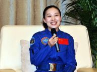 “神十”航天员结束医学隔离微笑挥手亮相