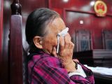 四川“常回家看看”首案开审 母亲跪地痛哭