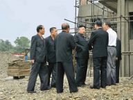 金正恩雨天视察儿童与口腔医院