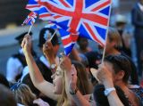 英国民众庆祝“王室宝宝” 诞生