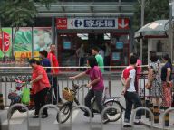 北京家乐福砍人案1名重伤妇女经抢救无效身亡