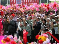 中朝老战士相聚纪念朝鲜战争停战60周年