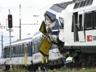 瑞士火车相撞多人受伤