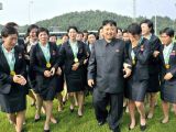 金正恩接见朝鲜女足、男足队员