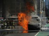 美曼哈顿街头货车爆炸浓烟滚滚