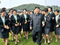 金正恩接见朝鲜女足、男足队员