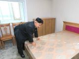 金正恩视察科学家住宅工地  亲自体验床具