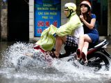 越南首都遭遇强降雨 市民“破浪”出行
