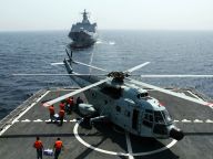 中国海军第十五批护航编队进行立体补给