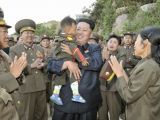 金正恩视察前线 怀抱儿童