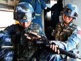 中国海军第十五批护航编队特战队员组织首次轻武器空对海射击训练