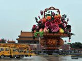 巨型“花果篮”现身天安门广场中心