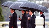 习近平等党和国家领导人向人民英雄纪念碑敬献花篮
