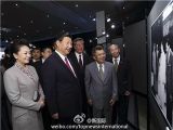 习近平参观中印尼友好图片展