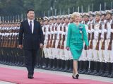 习近平会见澳大利亚总督布赖斯