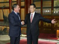 张高丽会见俄罗斯总统能源发展战略和生态安全委员会秘书长、俄石油公司总裁谢钦