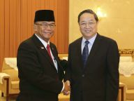 俞正声会见印尼人民协商会议主席西达尔托
