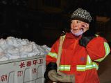 环卫工人鞠晓君：雪中站好最后一班岗