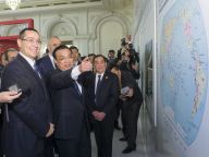 李克强与中东欧国家领导人共同参观中国铁路等基础设施及装备制造展