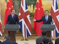 李克强与卡梅伦共同会见记者