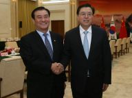 张德江与韩国国会议长姜昌熙举行会谈