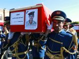 也门政府为在国防部遇袭中死亡士兵举行葬礼