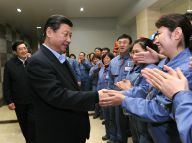 习近平在北京看望一线职工和老年群众