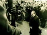 安倍拜鬼与勃兰特“华沙之跪”