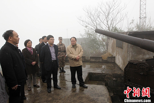    2月17日，中越边城广西崇左市市委书记黄克率领崇左市委常委在凭祥市开展党的群众路线教育实践专题学习活动。中新社发 王岳琛 摄