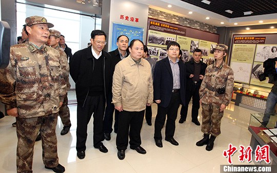   2月17日，中越边城广西崇左市市委书记黄克率领崇左市委常委在凭祥市开展党的群众路线教育实践专题学习活动。中新社发 王岳琛 摄