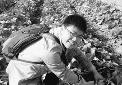 本报记者王珂在云南省祥云县龙云经贸有限公司蔬菜种植基地采访。