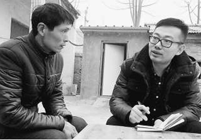 在河南省民权县，本报记者李智勇（右）问村民结对干部为他做了什么实事。