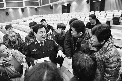河南省安阳市副市长、公安局长郭法杰与群众交流。资料图片