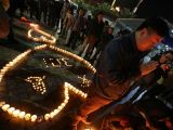 昆明民众在火车站安放花圈悼念遇难者