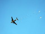 实拍中国空降兵部队在各大战区进行大规模空降演练