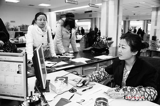 市民正在兰州市医疗保险局办理医疗手续。本报记者郁婕