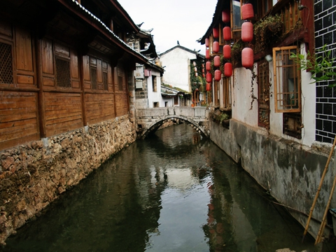 古朴自然，兼有水乡之容、山城之貌